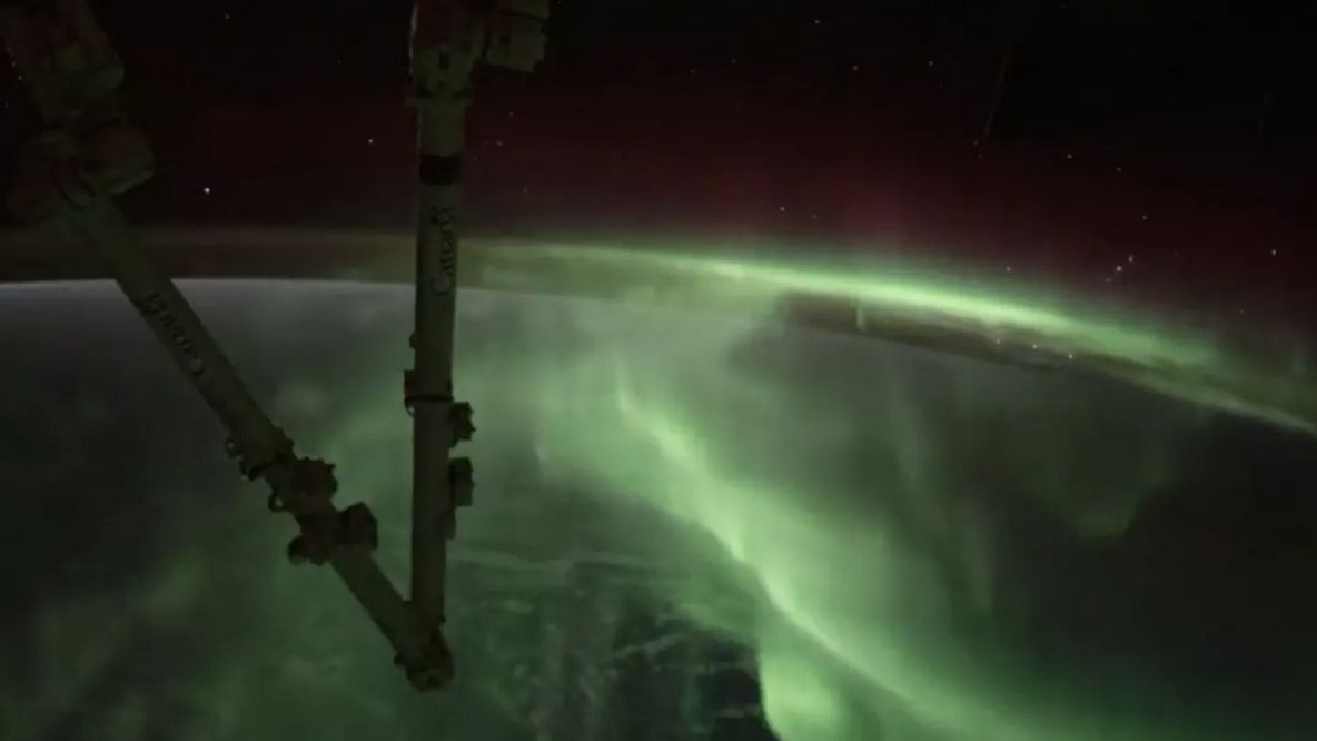 Úchvatné záběry z kosmu. Astronaut natočil Indický oceán zahalený polární září